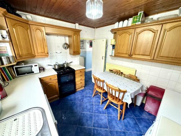 KITCHEN/ BREAKFAST ROOM
