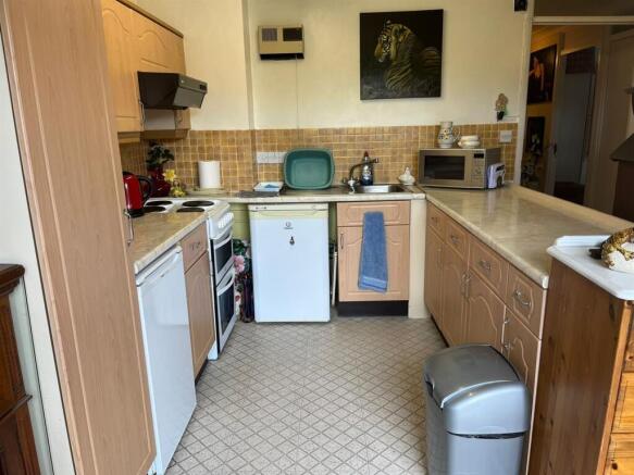 Kitchen 2.jpg