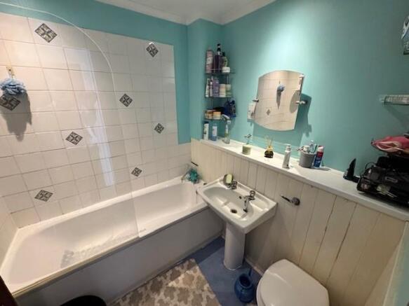 53 hooke bathroom pic.jpg