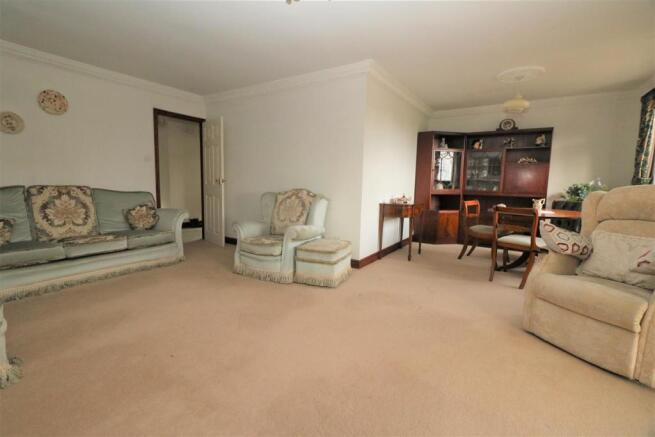 'L' SHAPED LOUNGE/DINING ROOM