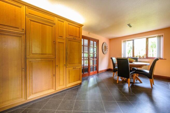 6 bed Detached for sale Image 11