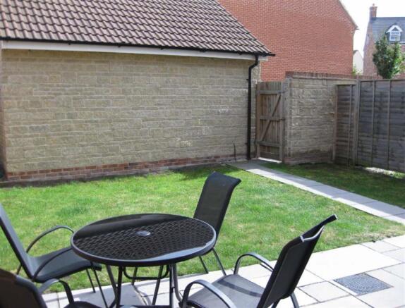 ENCLOSED REAR GARDEN