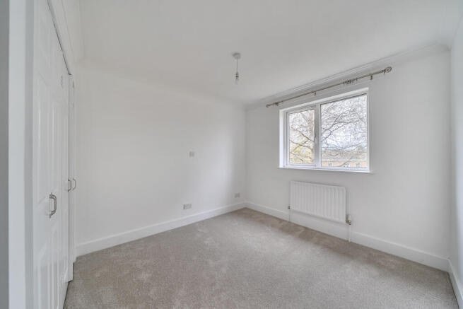4 bed House to rent Image 5