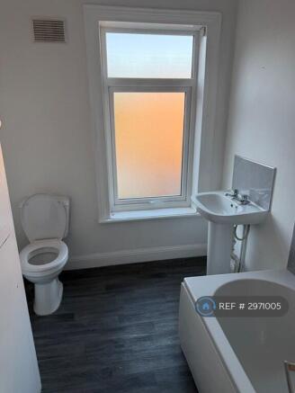 2 bed Terraced to rent Image 5