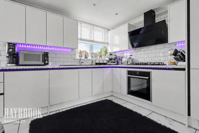 3 bed Semi-Detached for sale Image 6