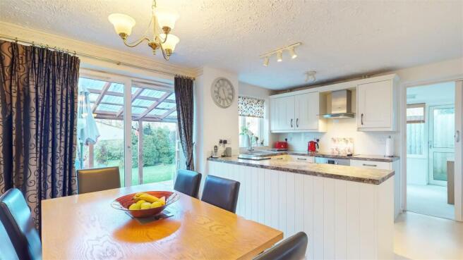 KITCHEN/DINING ROOM