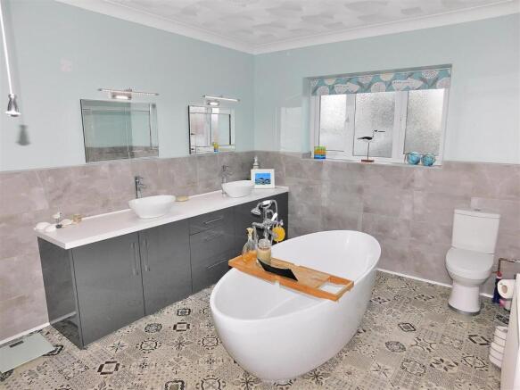 FAMILY BATHROOM 1.JPG