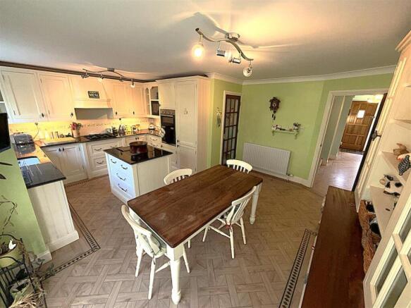 FITTED KITCHEN/BREAKFAST ROOM