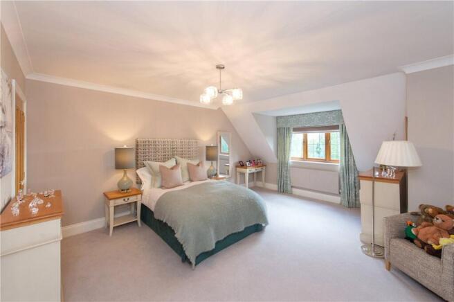 5 bed Detached for sale Image 11
