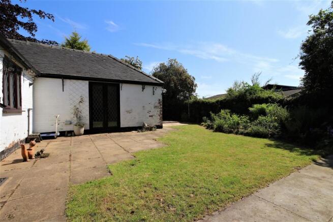 ENCLOSED REAR GARDEN
