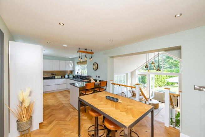 5 bed Detached for sale Image 8