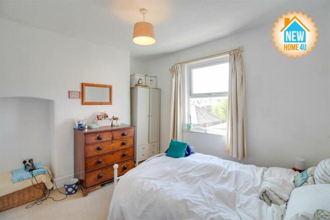 MAIN BEDROOM: