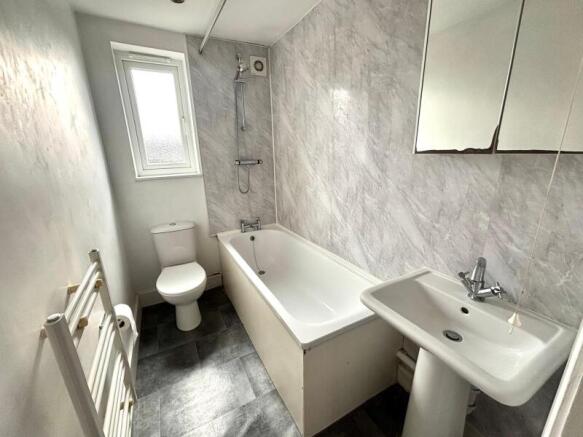 3 bed Flat to rent Image 5