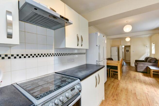99 Brading Road Kitchen (2)