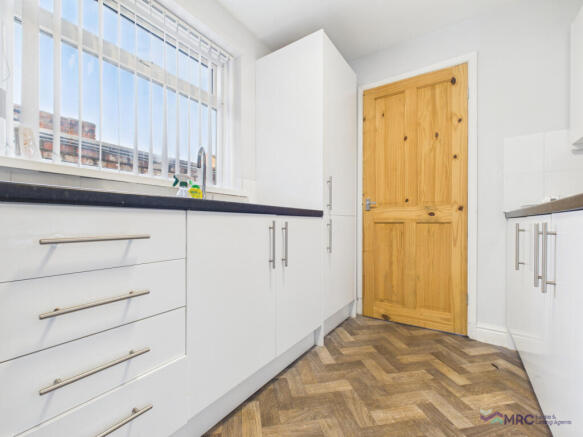 2 bed Terraced to rent Image 6