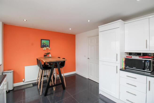 3 bed Town House for sale Image 4