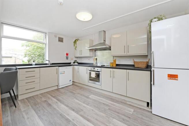 4 bed Apartment to rent Image 6