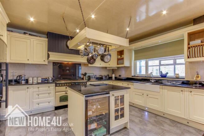KITCHEN / DINER: