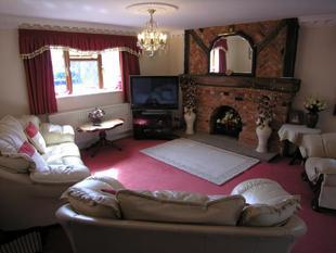 LOUNGE/DINING ROOM: