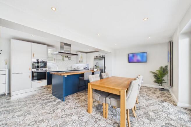 5 bed Detached for sale Image 2