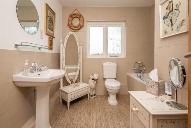 BATHROOM/WC