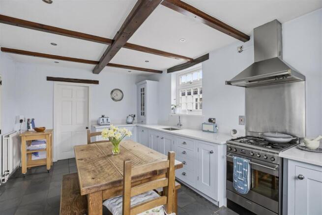 5 bed Detached for sale Image 11