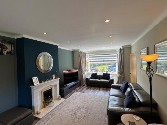 LOUNGE WITH DINING AREA