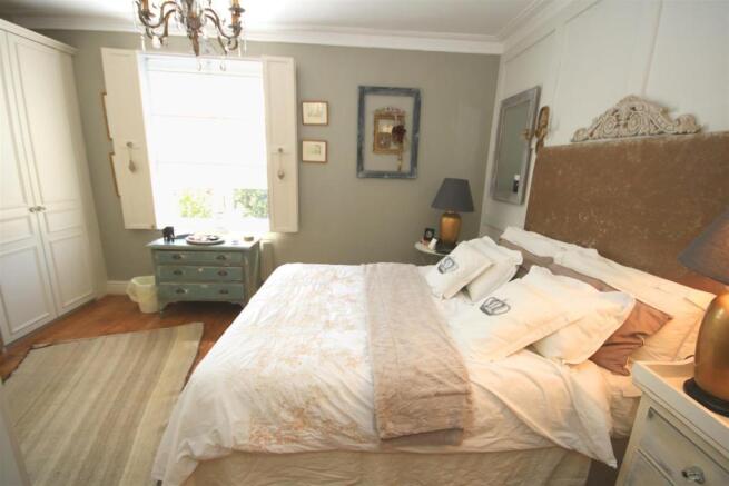 BEDROOM (FRONT)