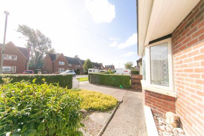 Front garden & driveway