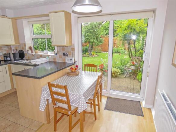 KITCHEN/DINING ROOM