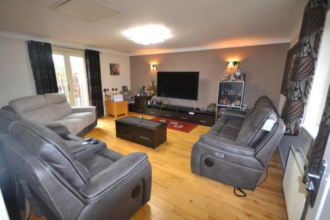 SPACIOUS FAMILY LOUNGE