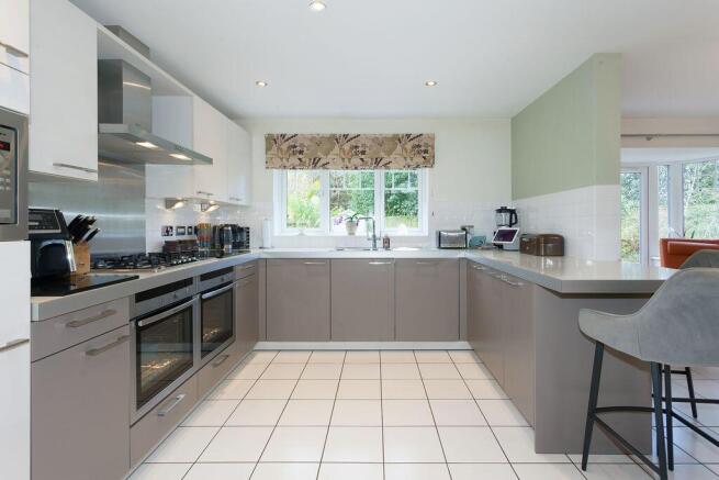 FAMILY DINING KITCHEN