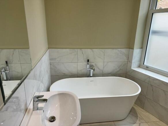 2 bed Apartment to rent Image 11