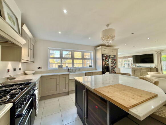5 bed Detached for sale Image 6