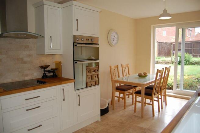 KITCHEN/DINING ROOM