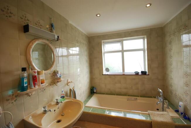 EN SUITE BATHROOM