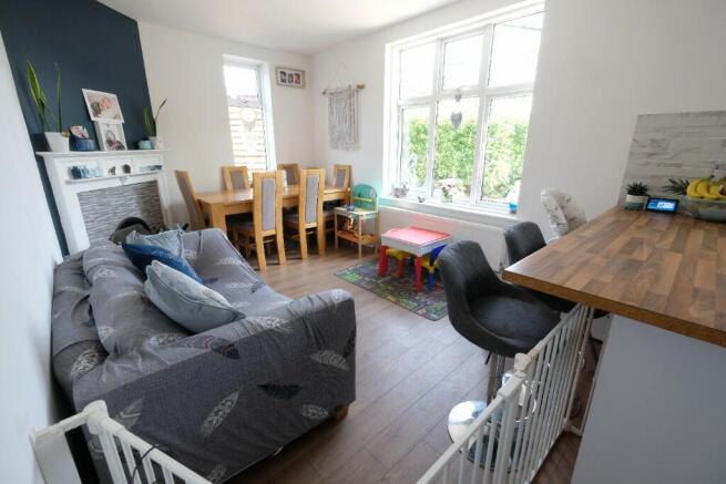 KITCHEN/DINING ROOM