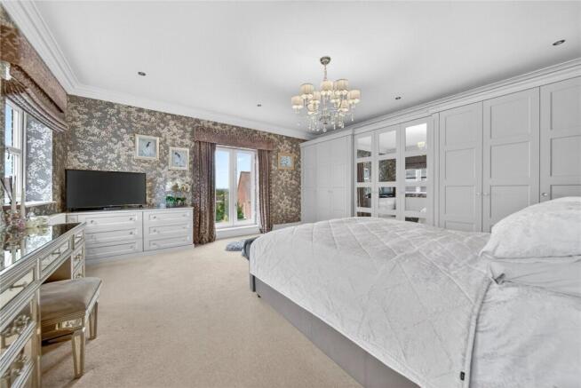 5 bed Detached for sale Image 12