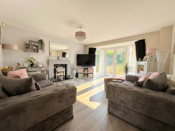 5 bed Detached for sale Image 8