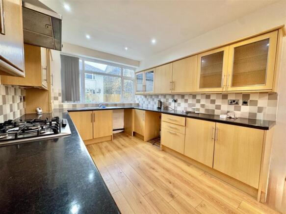 4 bed Detached for sale Image 9