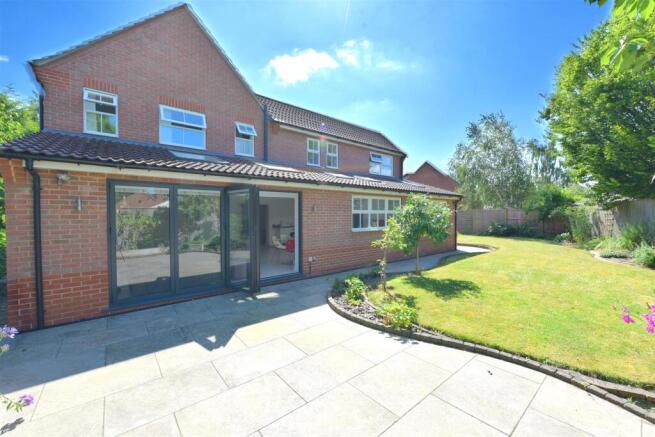 7 bed Detached to rent Image 6