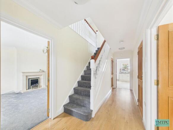 5 bed Detached to rent Image 8