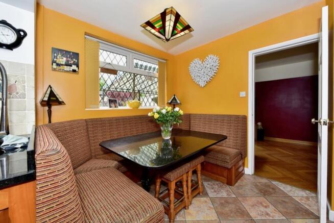 4 bed Semi-Detached for sale Image 12