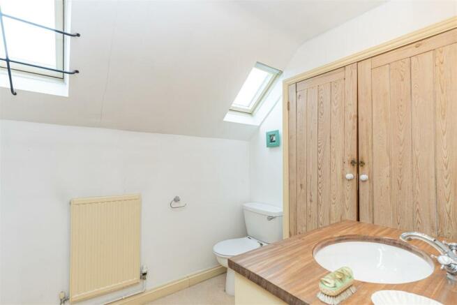 Master Bedroom - En Suite Bathroom 2.jpg