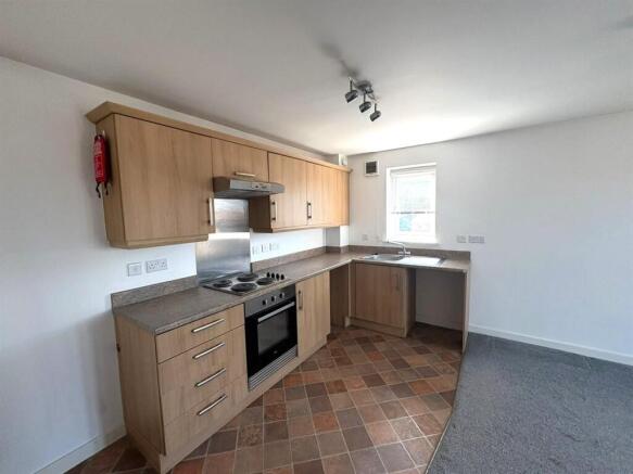 2 bed Apartment to rent Image 4