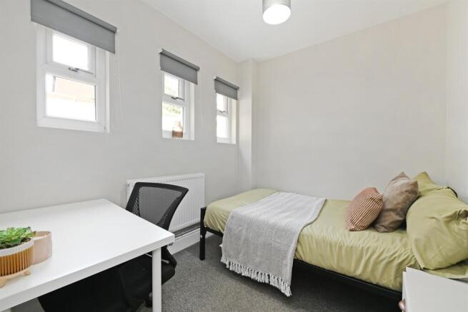 3 bed Apartment to rent Image 5