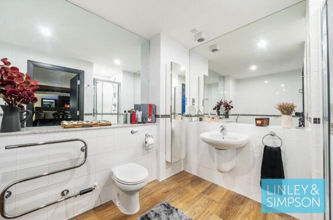 2 bed Flat to rent Image 11