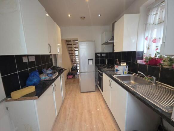 987 High Road, Chadwell Heath, Romford, Essex, RM6 4HB photo 4