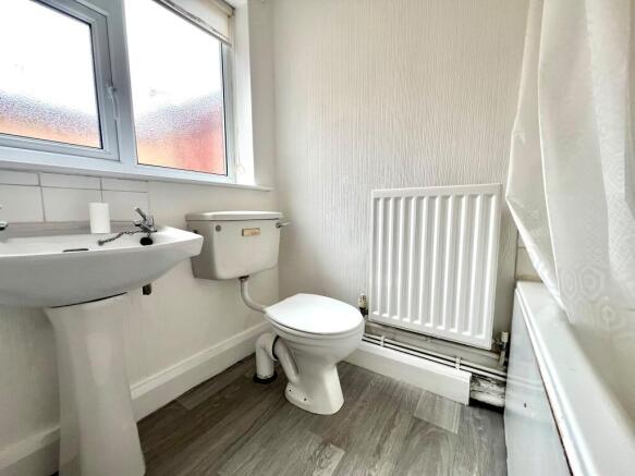2 bed Terraced to rent Image 6