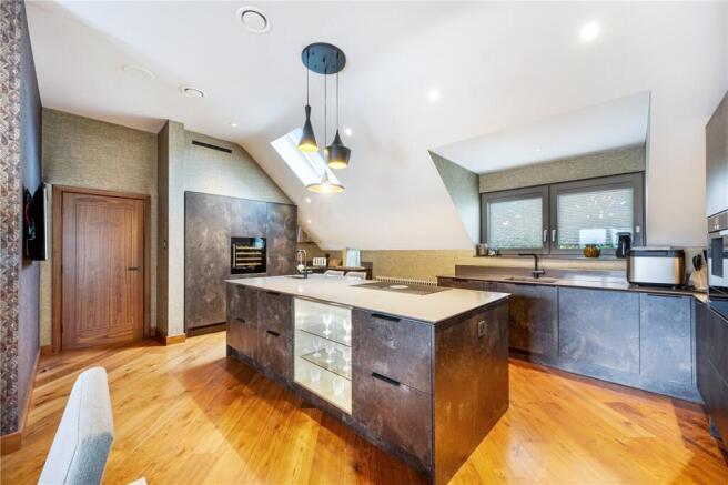 5 bed Detached for sale Image 9